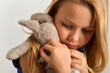 Portrait de fillette triste avec son doudou