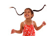 enfant avec couettes qui fait des grimaces