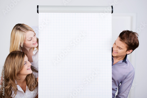 Photo: studenten stehen am flipchart studenten stehen am flipchart