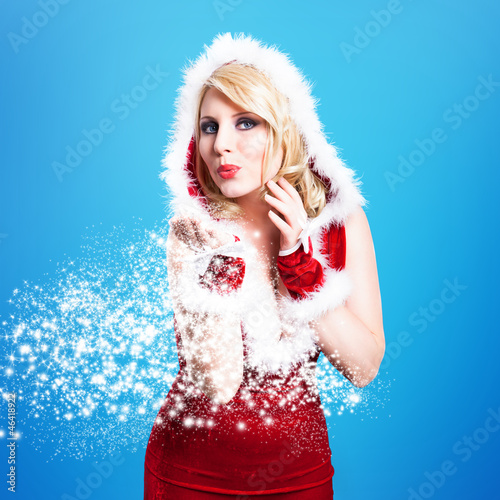 Photo: junge blonde Weihnachtsfrau mit Sternchenstaub junge blonde Weihnachtsfrau mit Sternchenstaub
