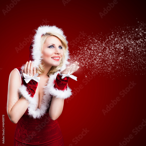Photo: junge blonde Weihnachtsfrau mit Sternchenstaub junge blonde Weihnachtsfrau mit Sternchenstaub