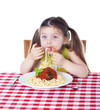 Foto: Girl shoving pasta in her mouth Girl shoving pasta in her mouth