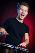 junger mann trommelt im rhythmus