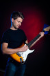 junger mann spielt gitarre