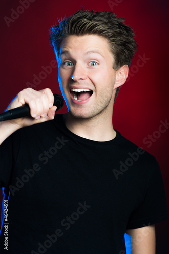 Photo: junger mann singt junger mann singt