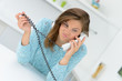 frustrierte junge frau am telefon