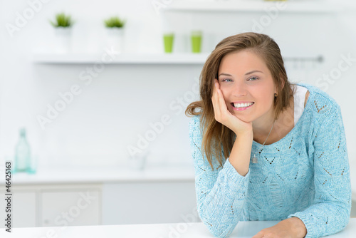 Photo: junge frau in der küche junge frau in der küche