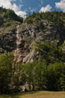 Foto: Waterfall falling from slope rocks Waterfall falling from slope rocks