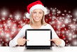 Photo: weihnachtsfrau zeigt auf computerbildschirm weihnachtsfrau zeigt auf computerbildschirm
