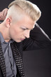 Junger Mann mit toller Frisur in Fashion Pose