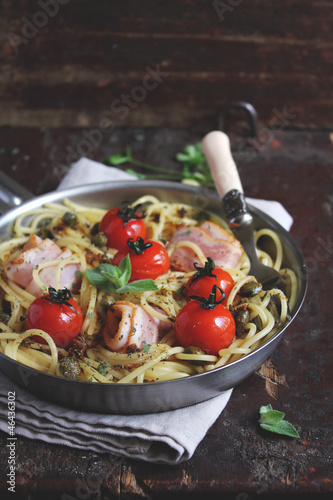 Photo: Спагетти с беконом, томатами черри и каперсами Спагетти с беконом, томатами черри и каперсами