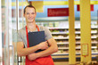 Verkäufer mit Klemmbrett im Supermarkt