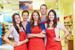 Glückliches Team im Supermarkt