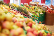 Gefüllter Obststand im Bioladen