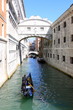 Ballade en gondole sous le Pont des Soupirs à Venise - Italie