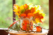 Herbstdekoration im Glas im Herbstlicht