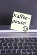 Computer mit Zettel Kaffeepause