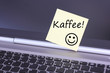Rechner mit Zettel Kaffee