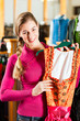 Frau kauft Tracht oder Dirndl in einer Boutique