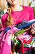 Frau kauft Tracht oder Dirndl in einer Boutique