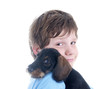 Kind kuschelt mit jungem Dackel