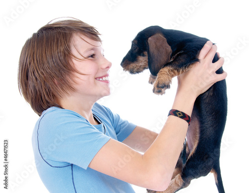 Photo: Glücklicher Junge mit Dackelwelpe Glücklicher Junge mit Dackelwelpe