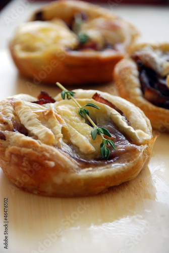 Photo: Small tarts with caramelized red onion and Camembert cheese Small tarts with caramelized red onion and Camembert cheese