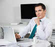 Manager arbeitet am Laptop im Büro