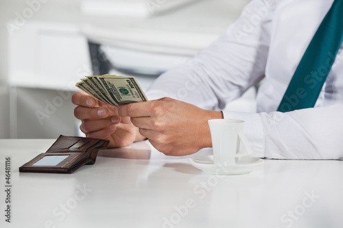 Photo: Manager zählt Dollarscheine Manager zählt Dollarscheine