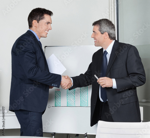 Photo: Geschäftspartner schütteln Hände Geschäftspartner schütteln Hände