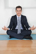 Manager beim Yoga im Büro