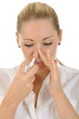 Junge Frau mit Nasenspray