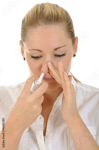 Photo: Junge Frau mit Nasenspray Junge Frau mit Nasenspray