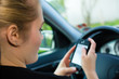 Foto: Young woman, in car with mobile phone Young woman, in car with mobile phone