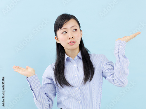 Photo: 比べる女性 比べる女性