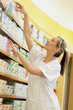 Photo: Pharmacienne conseillant un médicament Pharmacienne conseillant un médicament