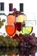Uva,bottiglie di vino e calici