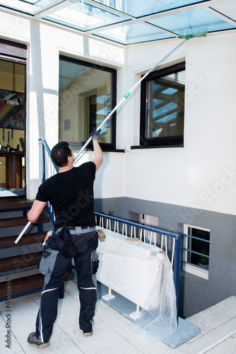 Photo: gebäudereiniger säubert ein glasdach gebäudereiniger säubert ein glasdach