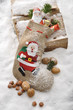 Weihnachtssüßigkeiten in einem Sack im Schnee