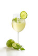 Aperitif mit Limetten und Minze in einem Weinglas