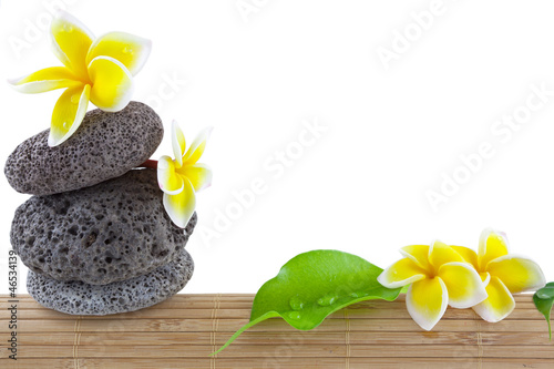 Photo: galets et fleurs sur bambou galets et fleurs sur bambou
