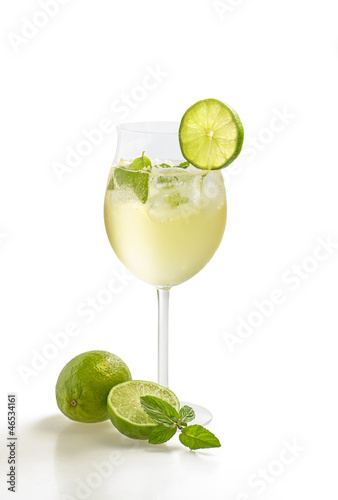 Photo: Aperitif mit Limetten und Minze in einem Weinglas Aperitif mit Limetten und Minze in einem Weinglas