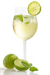 Aperitif mit Limetten und Minze in einem Weinglas