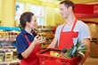Photo: Chefin redet mit Mitarbeiter im Supermarkt Chefin redet mit Mitarbeiter im Supermarkt