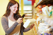 Frau scannt Barcode im Supermarkt