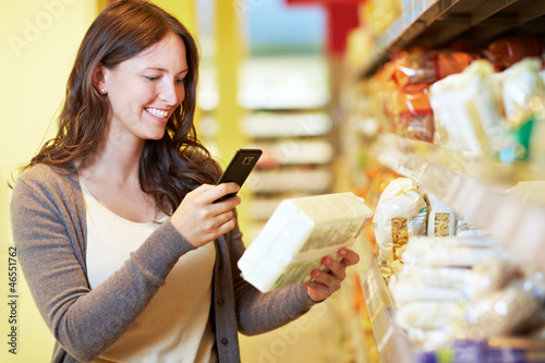 Photo: Frau scannt Barcode im Supermarkt Frau scannt Barcode im Supermarkt