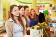 Warteschlange an Kasse im Supermarkt