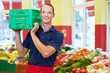 Supermarkt-Mitarbeiter trägt Kiste