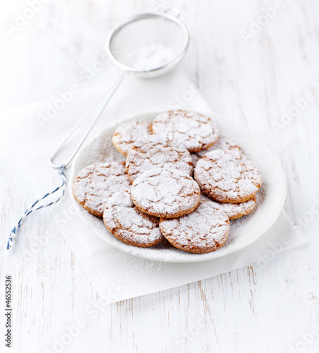 Photo: Crunchy cookies dusted with icing sugar Crunchy cookies dusted with icing sugar