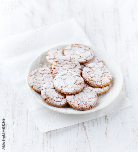 Photo: Crunchy cookies dusted with icing sugar Crunchy cookies dusted with icing sugar